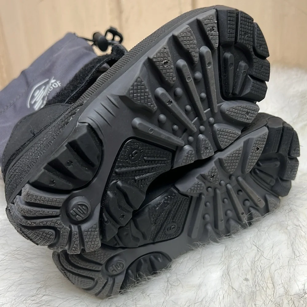 Boys Kamik winter snow boot. Waterproof. Reflective patch on back. Like new